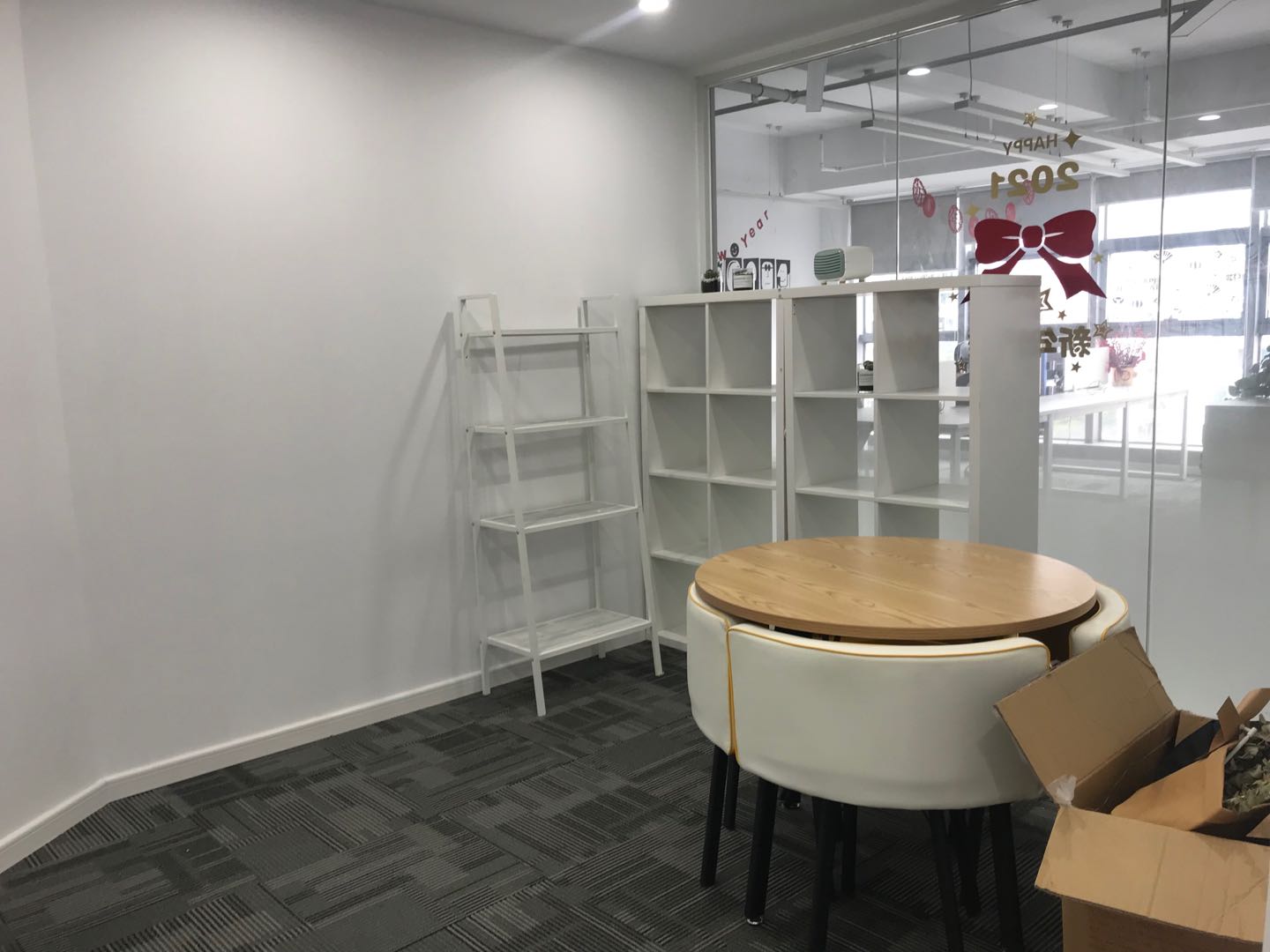 7-220426114135N8.jpg 徐汇明园商务中心 徐汇商圈 陕西南路地铁站 交通方便 24小时空调 疫情期间 免租政策 价格好谈 办公室出租 400平500平可定制装修(图2)