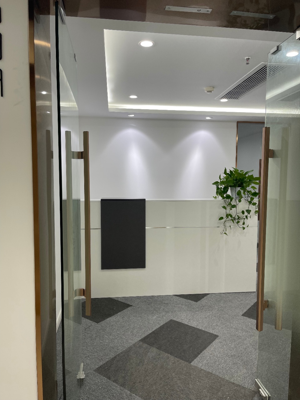 徐汇飞雕国际大厦徐家汇商圈 漕宝路上海南站地铁站 交通方便 24小时空调 办公室出租 小户型100平150平精装修带家具办公室出租(图1)