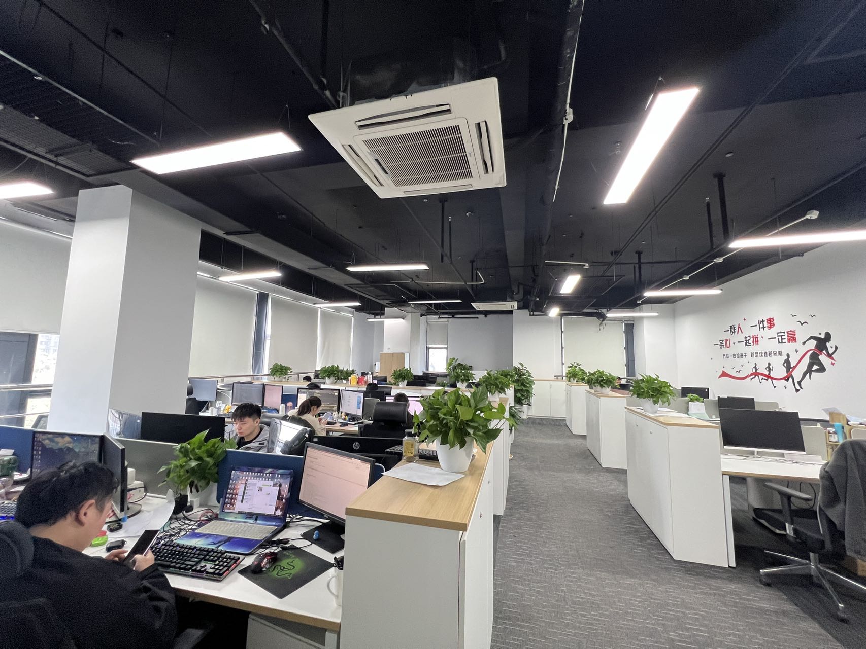 徐汇万科中心二期 徐汇商圈 漕宝路地铁站 交通方便 疫情期间 免租政策 价格好谈 办公室出租 400平500平可定制装修(图1)