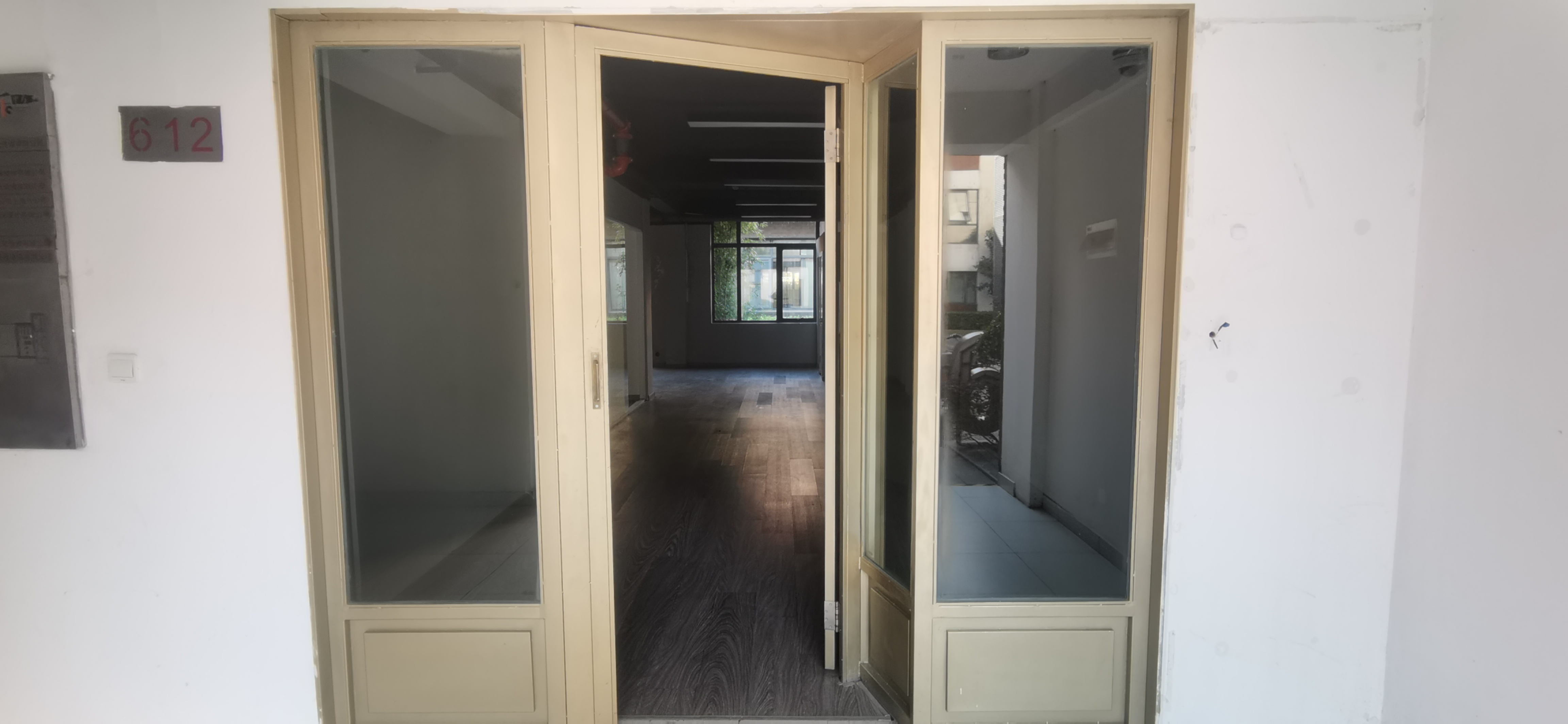 9-22042Q94022P0.jpg 大宁乐平方150平带装修现房出租园区24小时独立空调(图1)