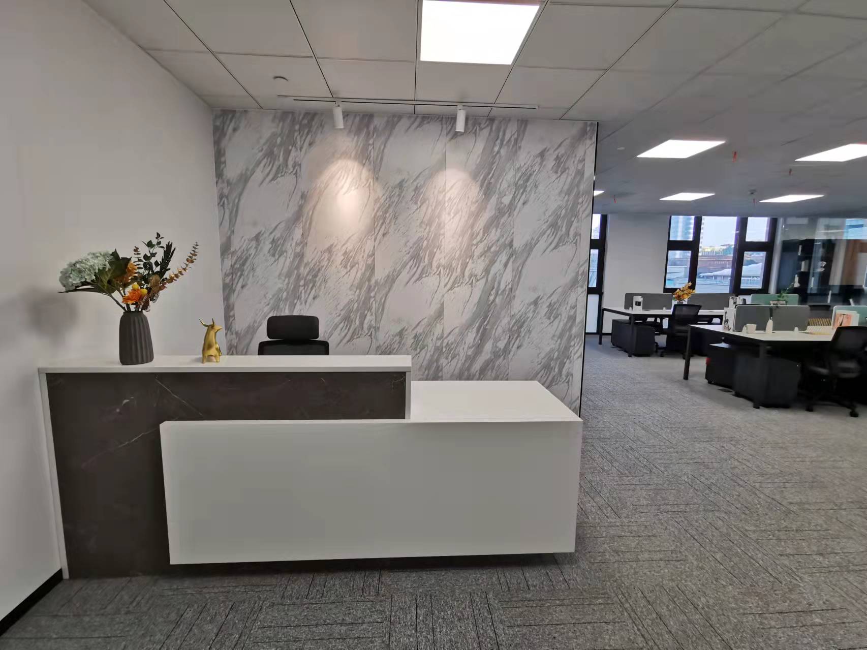 国际传媒港 徐汇滨江商务区 云锦路龙耀路地铁站附近 高品质新楼盘 定制装修 400平500平办公出租 (图1)