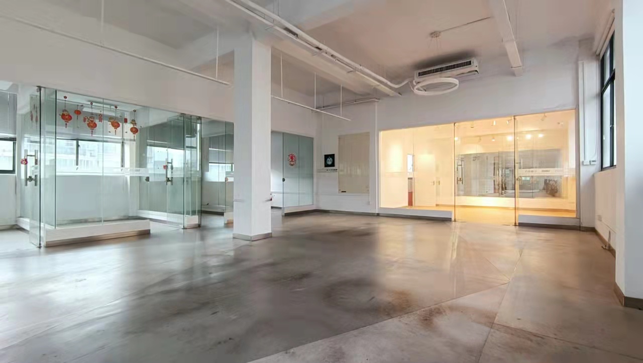 虹口足球场创意园 运动loftY街区 400平遗留装修 独立空调 办公室选址(图1)