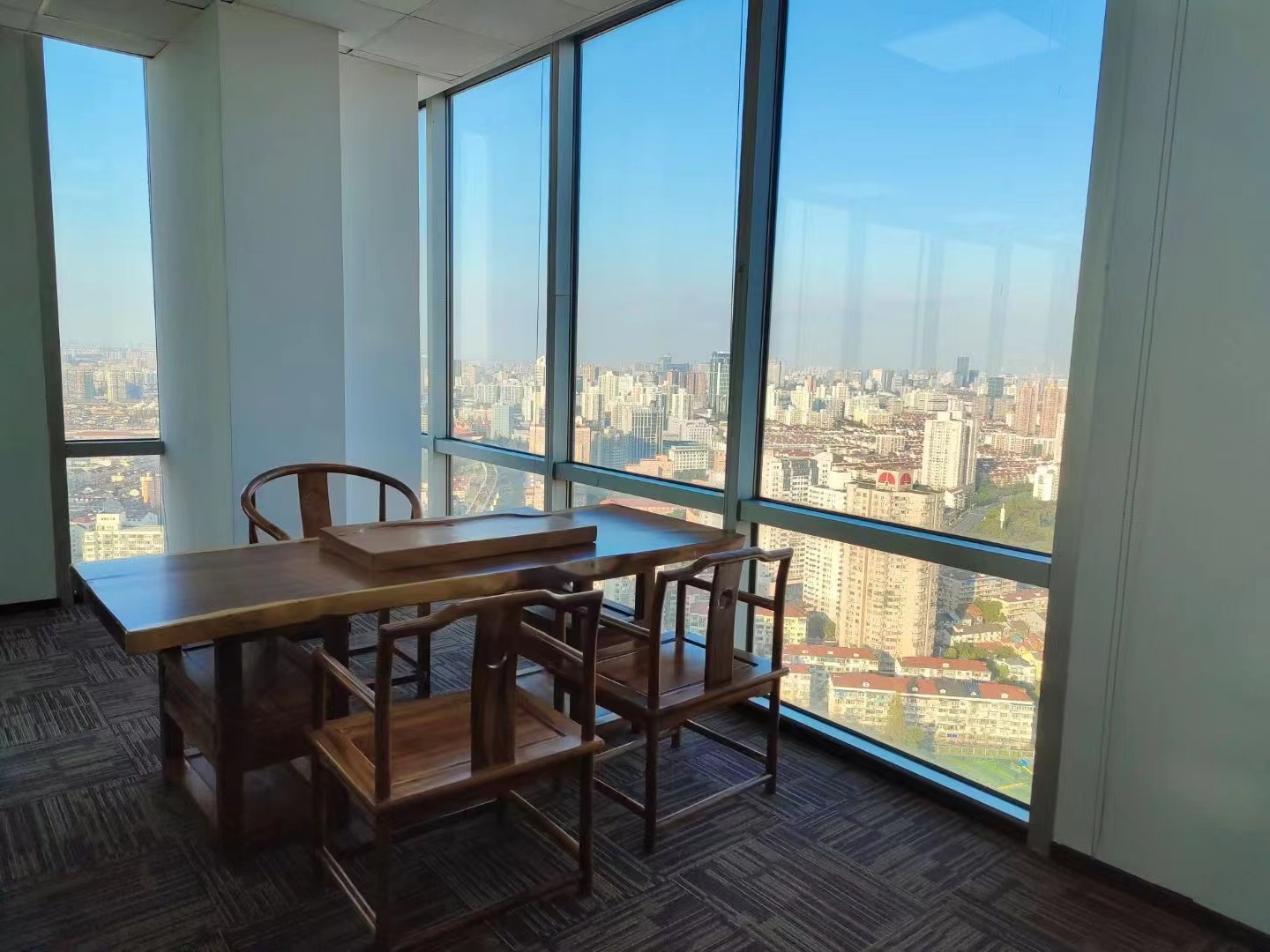 9-22050522010c42.jpg 龙之梦国际大厦100平精装修带家具拎包入住(图2)