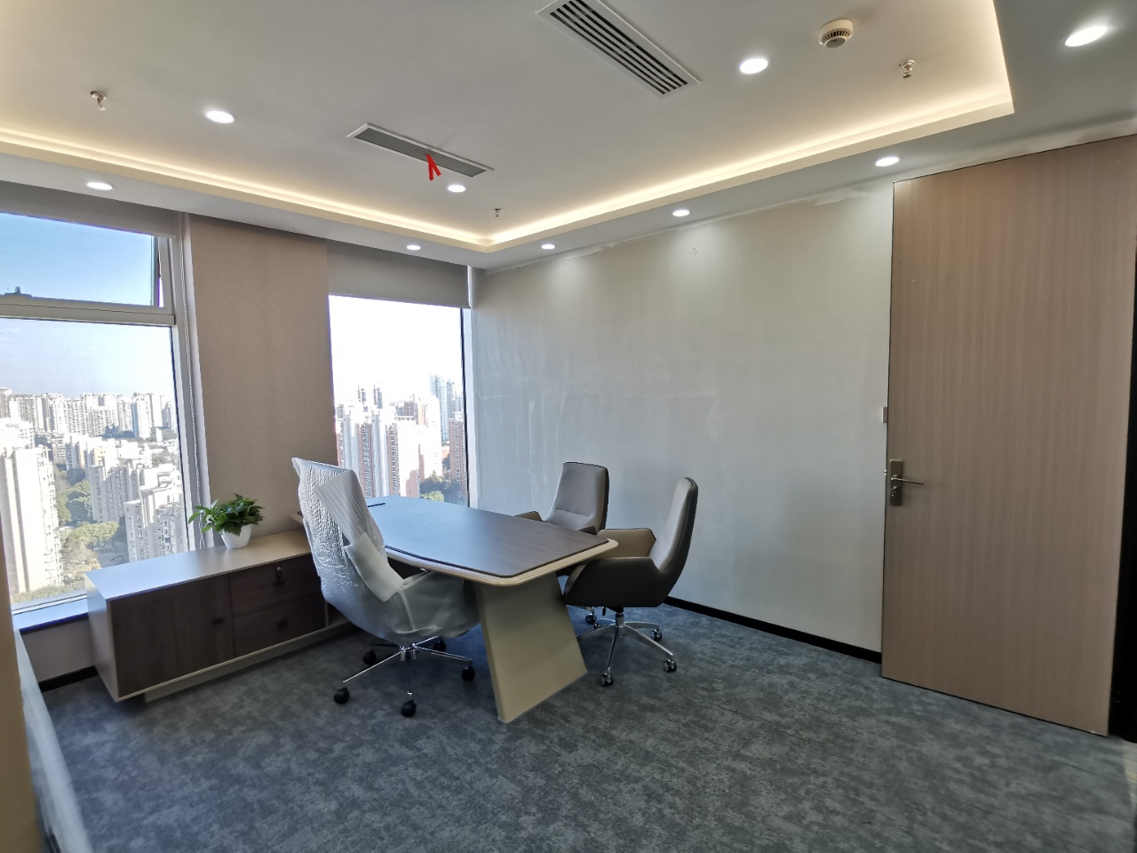 9-220506214126225.jpg 浦东证大五道口广场220平精装修带家具拎包入住(图5)