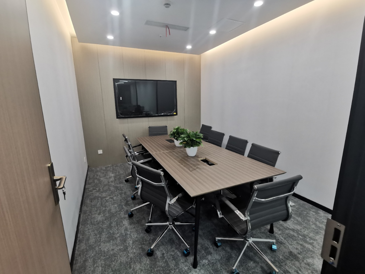 9-2205062141264O.jpg 浦东证大五道口广场220平精装修带家具拎包入住(图3)