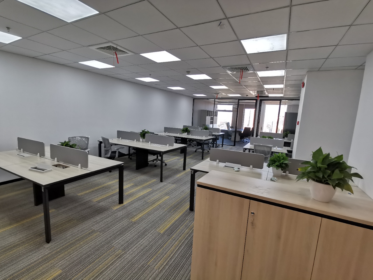 9-22050621412D18.jpg 浦东证大五道口广场220平精装修带家具拎包入住(图2)