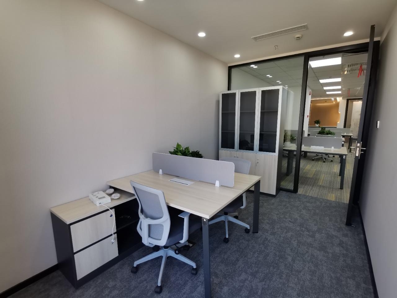 9-22050621412Eb.jpg 浦东证大五道口广场220平精装修带家具拎包入住(图6)