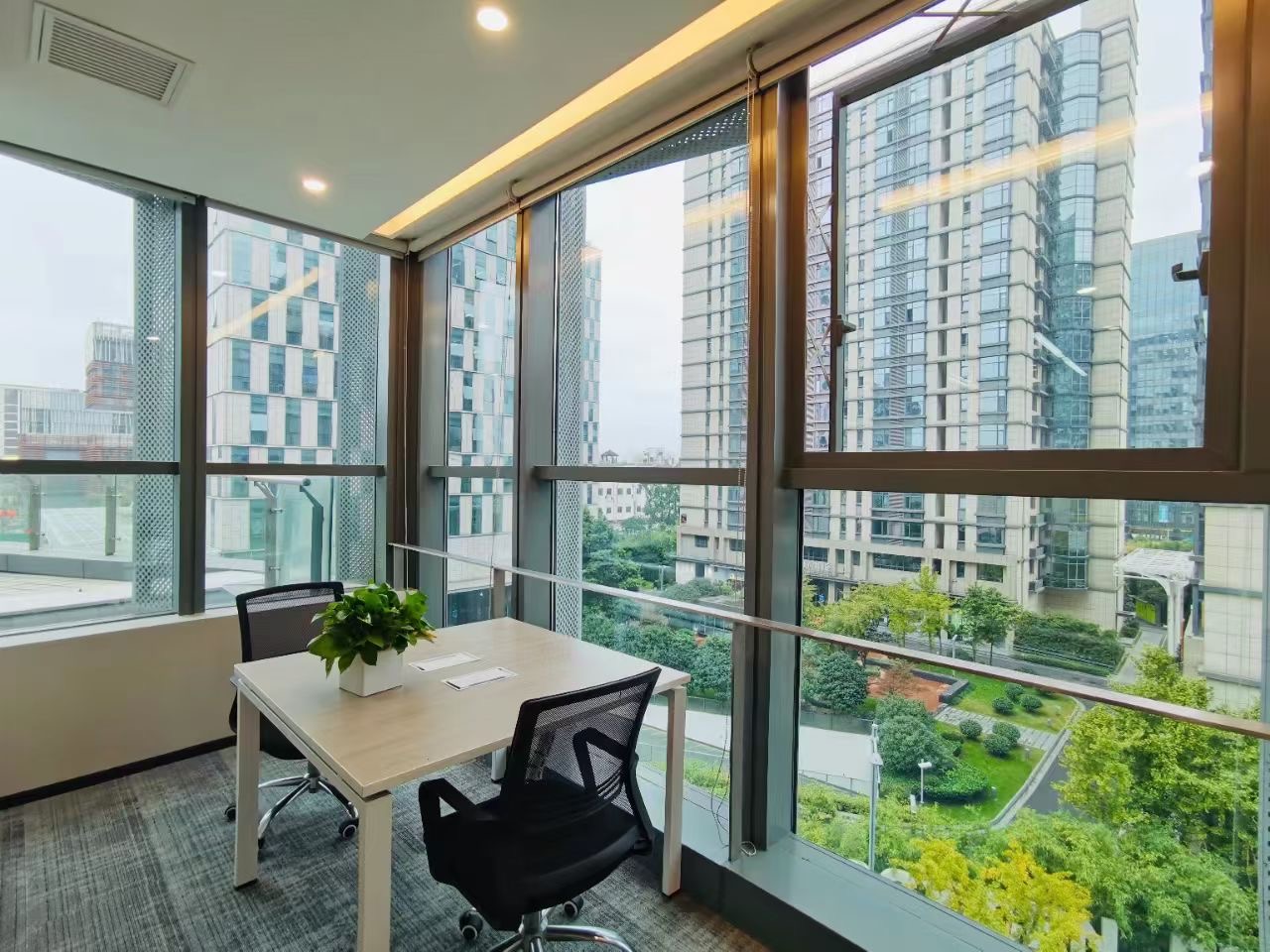杨浦中航天盛广场 10号线三门路地铁站 高品质楼盘 精装修带家具 拎包入住 现房200平出租 24小时空调(图5)