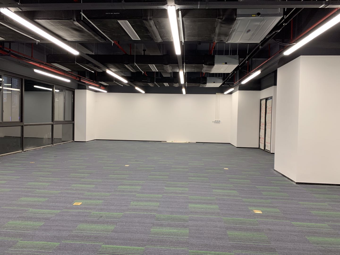 7-220509105920533.jpg 国际传媒港 写字楼出租 徐汇滨江商务区 云锦路龙耀路地铁站附近 高品质新楼盘 定制装修 精装修带家具 拎包入住 可定制装修 500平可分割出租(图1)