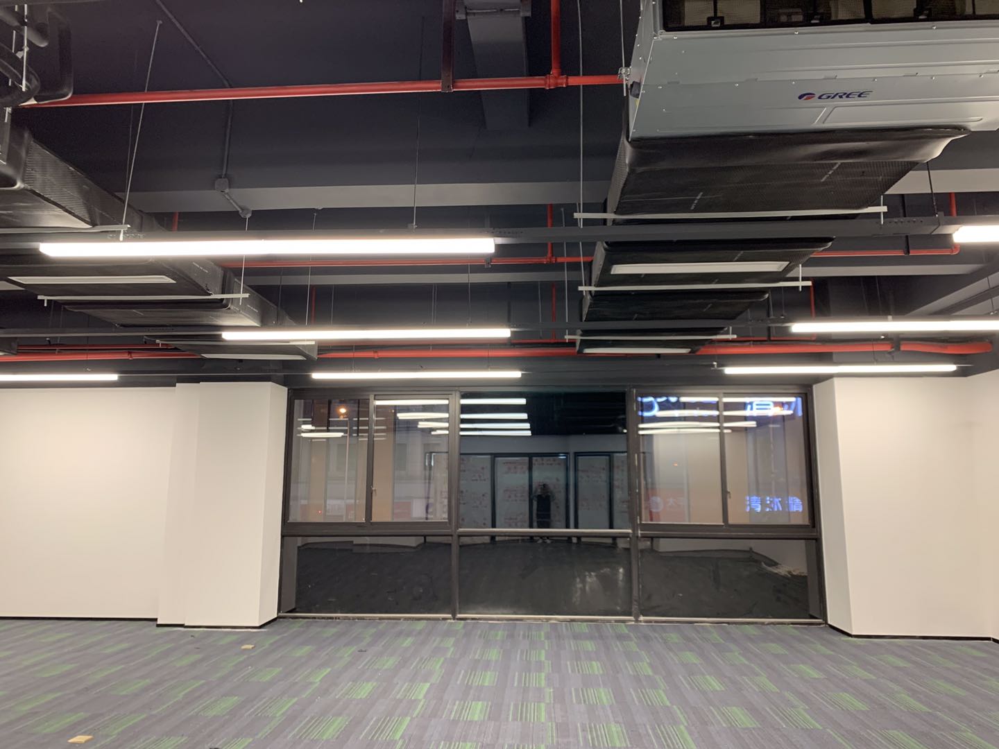 7-220509105920G0.jpg 国际传媒港 写字楼出租 徐汇滨江商务区 云锦路龙耀路地铁站附近 高品质新楼盘 定制装修 精装修带家具 拎包入住 可定制装修 500平可分割出租(图2)