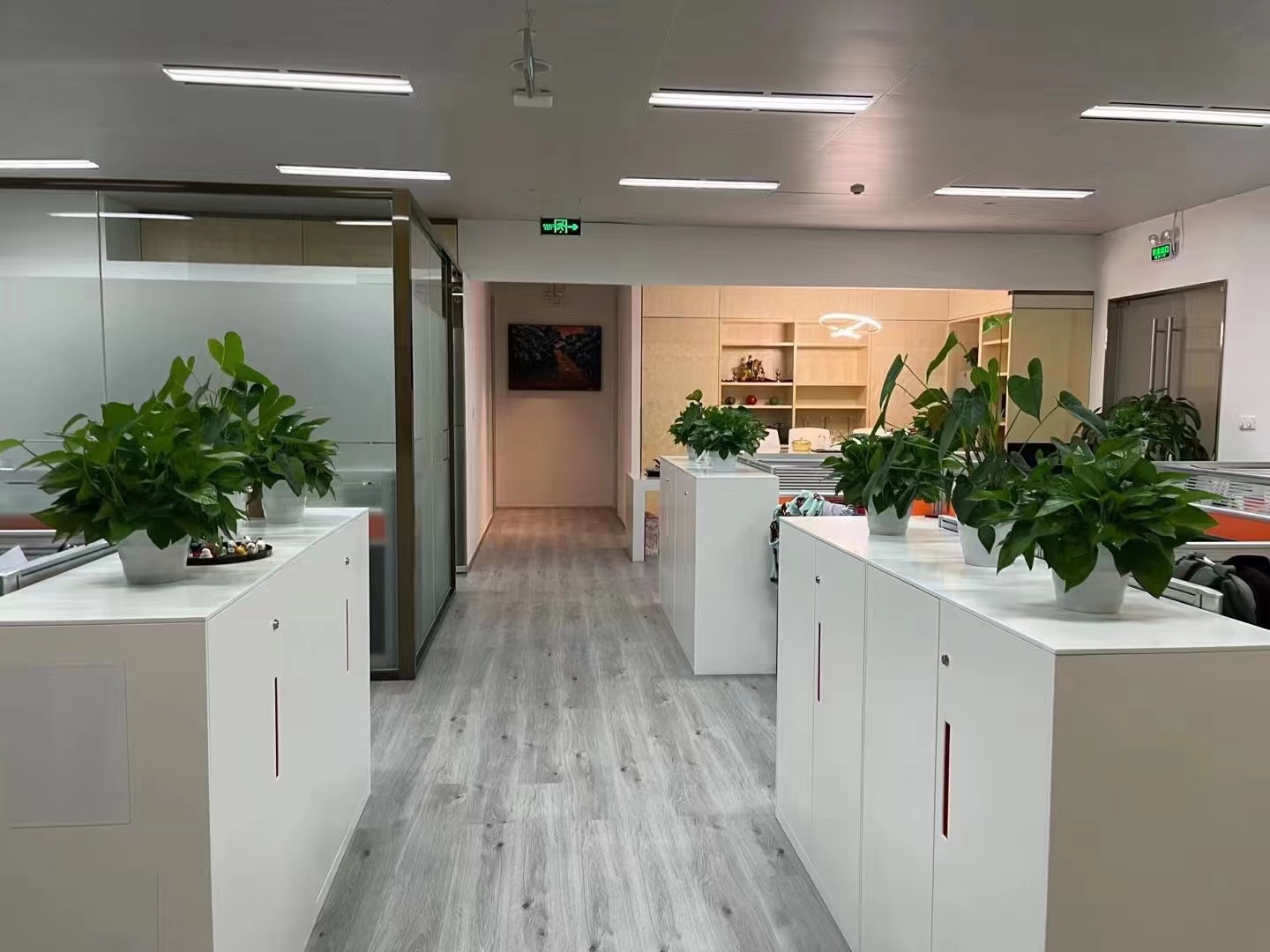 7-220509121G5292.jpg 徐汇上海实业大厦 写字楼出租 徐家汇商圈地铁站附近 高品质新楼盘 定制装修 精装修带家具 拎包入住 200平现房 价格好谈 特价房(图3)