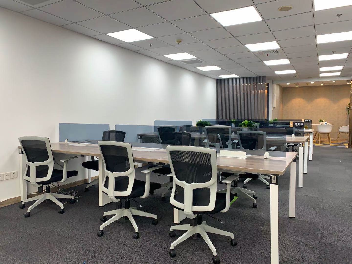 7-220509141944245.jpg 南京西路嘉地中心 南京西路商圈 2号12号13号线南京西路地铁站 高品质楼盘 精装修带家具 拎包入住 适合加班 交通方便 200平小户型出租 (图4)