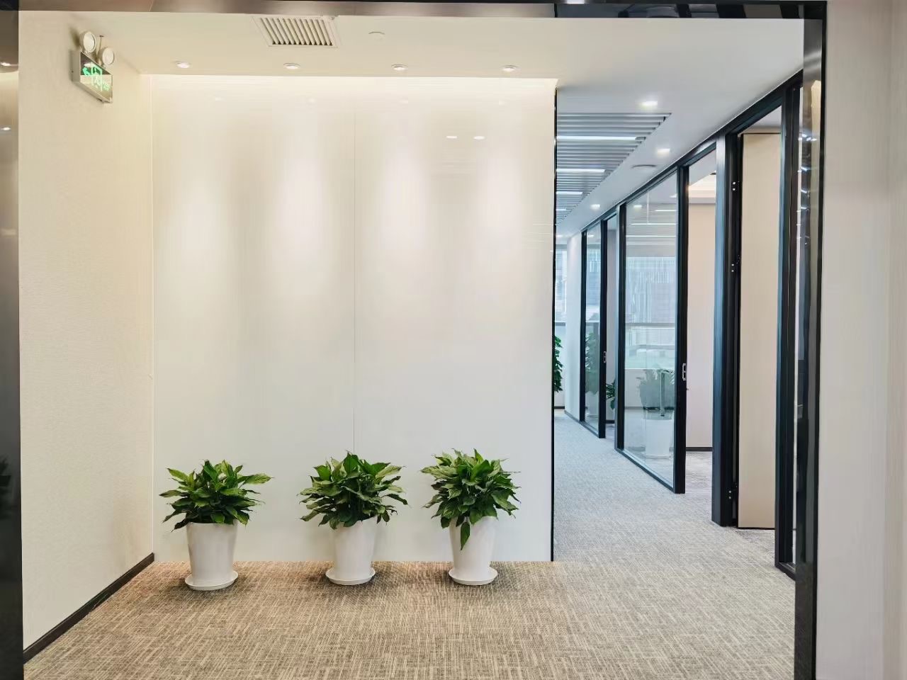 7-220509141J6418.jpg 南京西路嘉地中心 南京西路商圈 2号12号13号线南京西路地铁站 高品质楼盘 精装修带家具 拎包入住 适合加班 交通方便 网红楼盘 500平精装修带家具出租(图1)