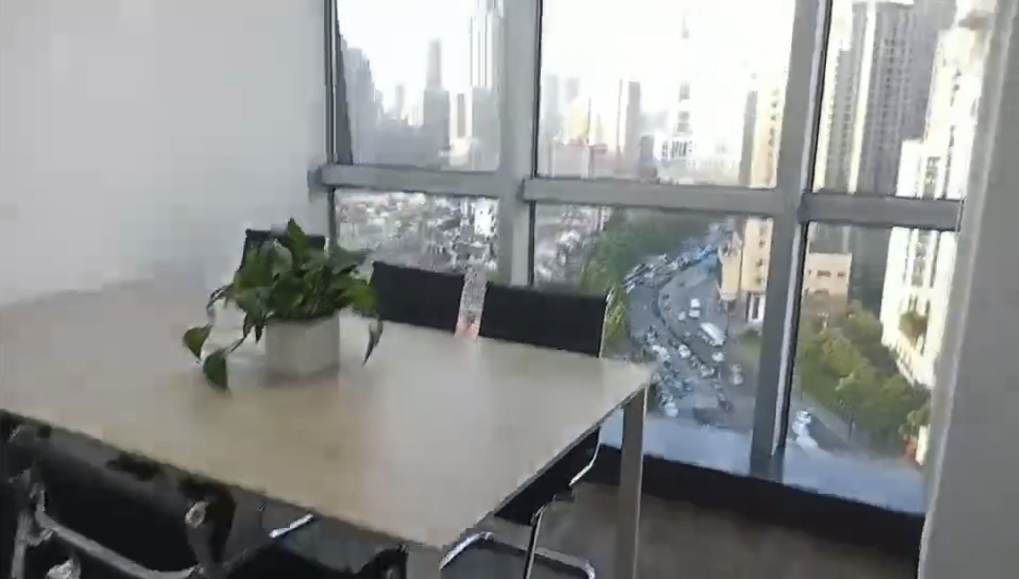 黄浦东淮海国际大厦精装修带家具拎包入住(图1)