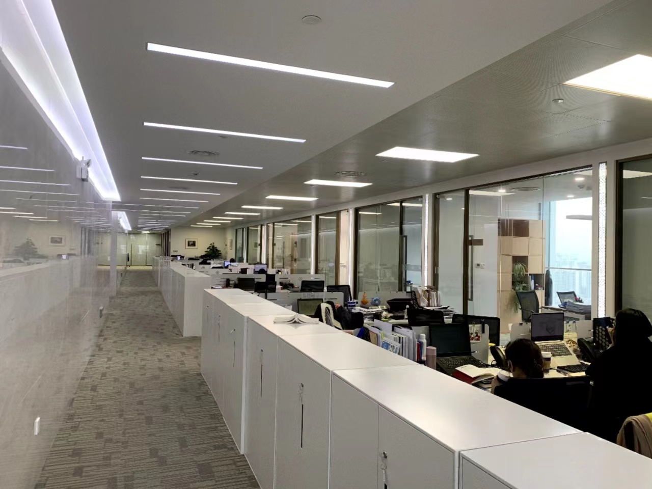 16-22051011404M45.jpg 静安区联通国际大厦135平精装修带家具优质房源出租(图1)