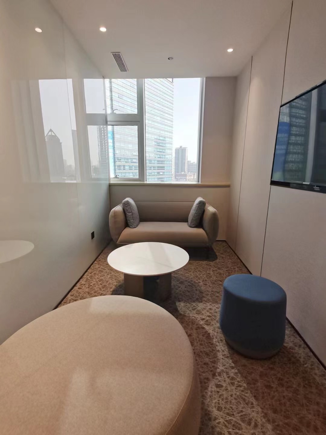 9-22051022314Q55.jpg 四川北路壹丰广场280平精装修带家具拎包入住(图7)