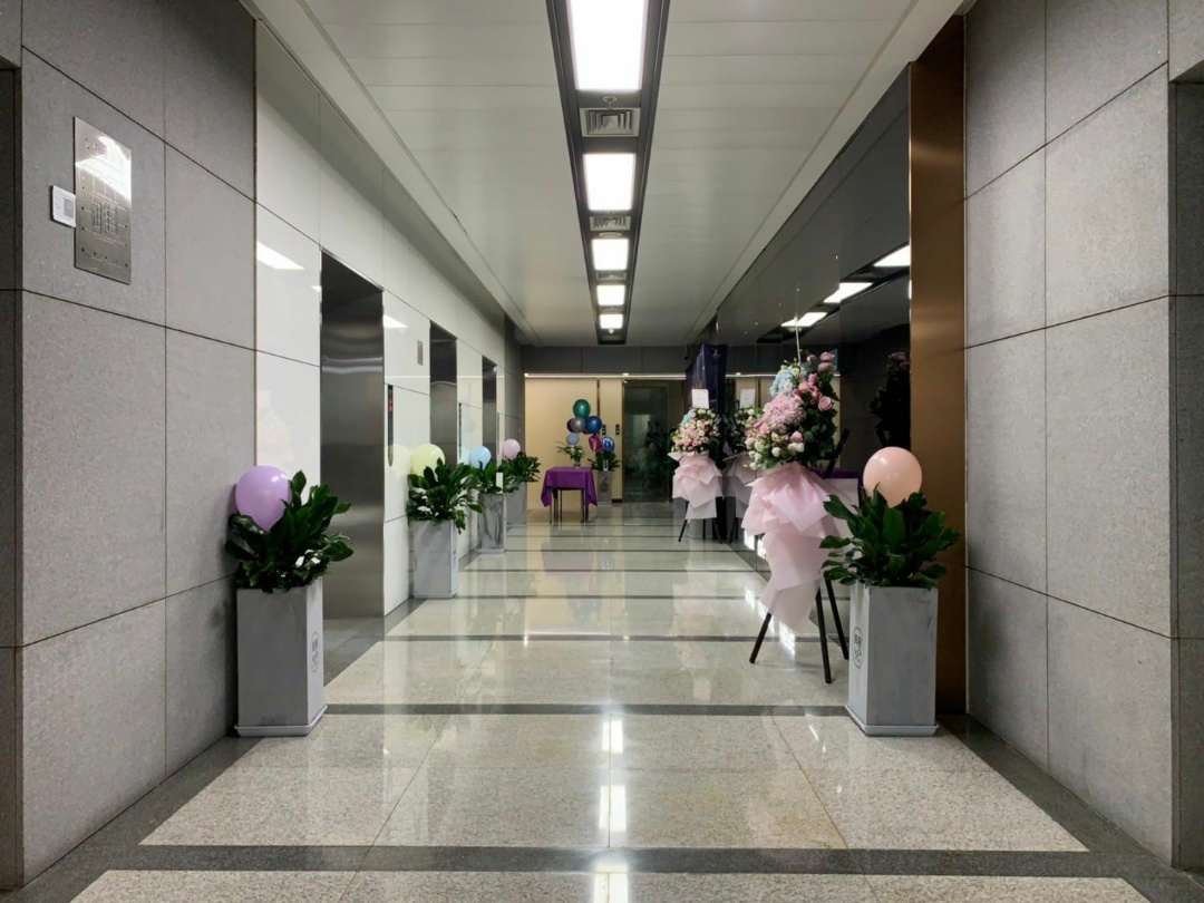 高区现房! 嘉里企业中心,办公室出租178平精装修,五轨交汇!(图1)