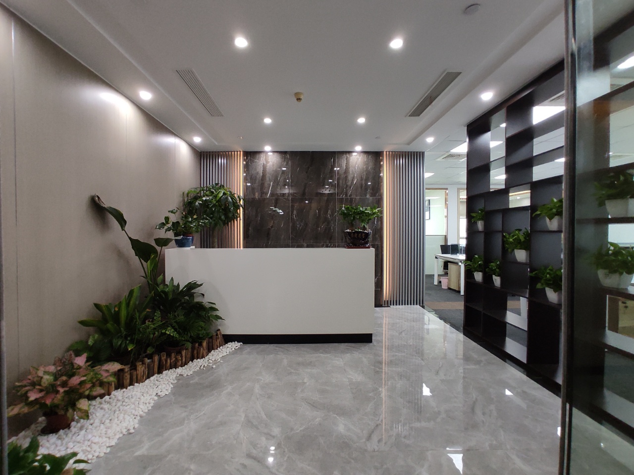 高区现房! 嘉里企业中心,办公室出租178平精装修,五轨交汇!(图2)