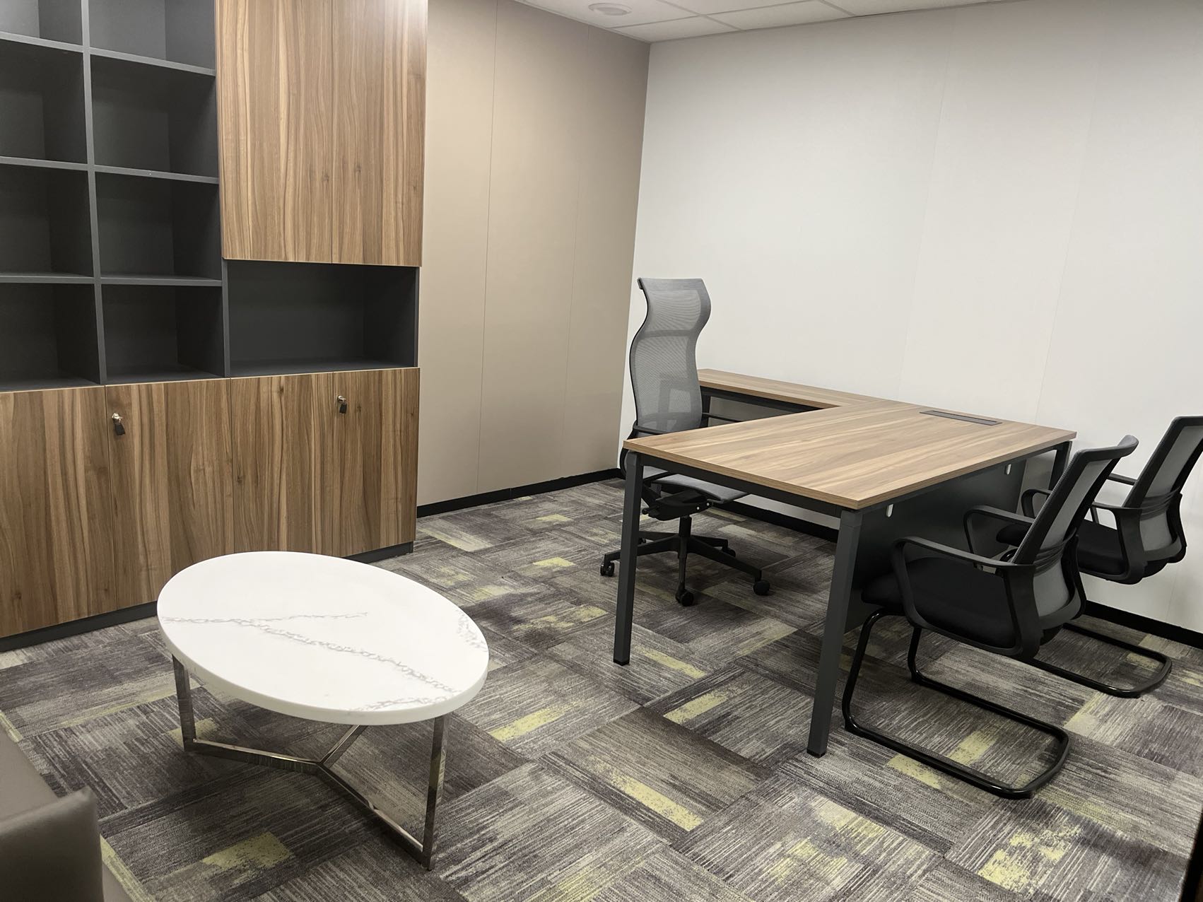 7-22051211134W13.jpg 长宁龙之梦 写字楼办公出租 中山公园地铁上盖 100平小户型现房精装带家具 出租 免租期可谈(图3)