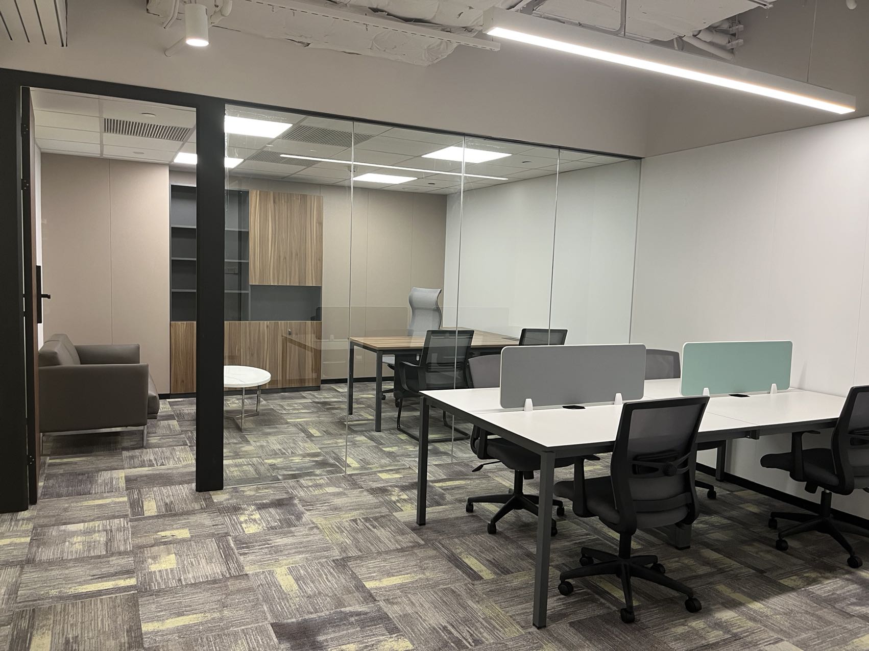 7-22051211134c18.jpg 长宁龙之梦 写字楼办公出租 中山公园地铁上盖 100平小户型现房精装带家具 出租 免租期可谈(图2)