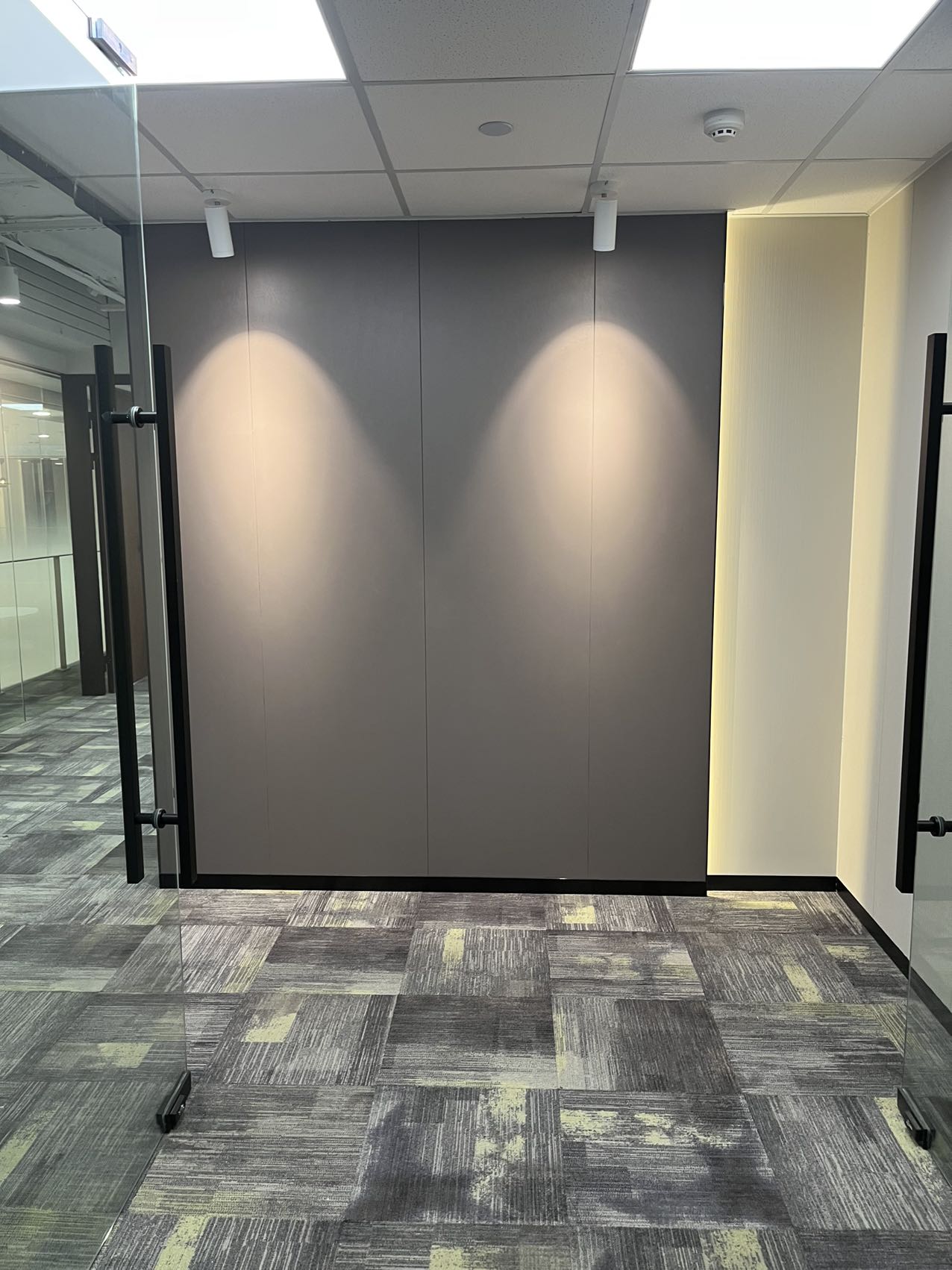 7-22051211134c39.jpg 长宁龙之梦 写字楼办公出租 中山公园地铁上盖 100平小户型现房精装带家具 出租 免租期可谈(图1)