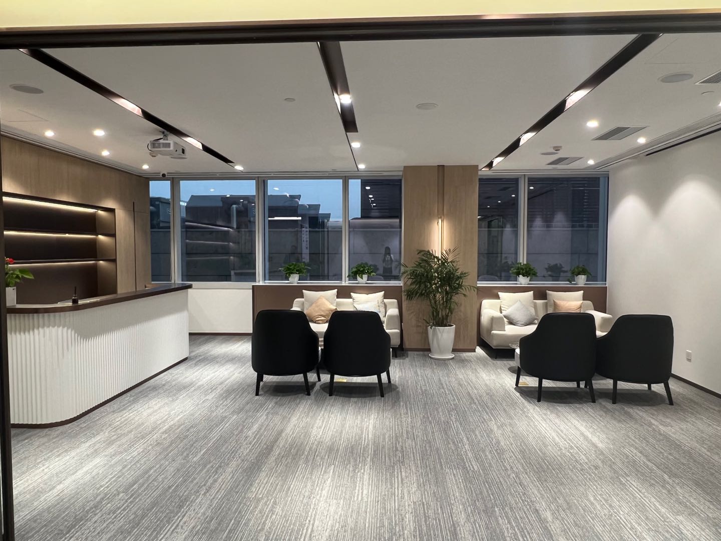 8-2205121459332Z.jpg 陆家嘴21世纪大厦精装修带家具拎包入住460平(图9)