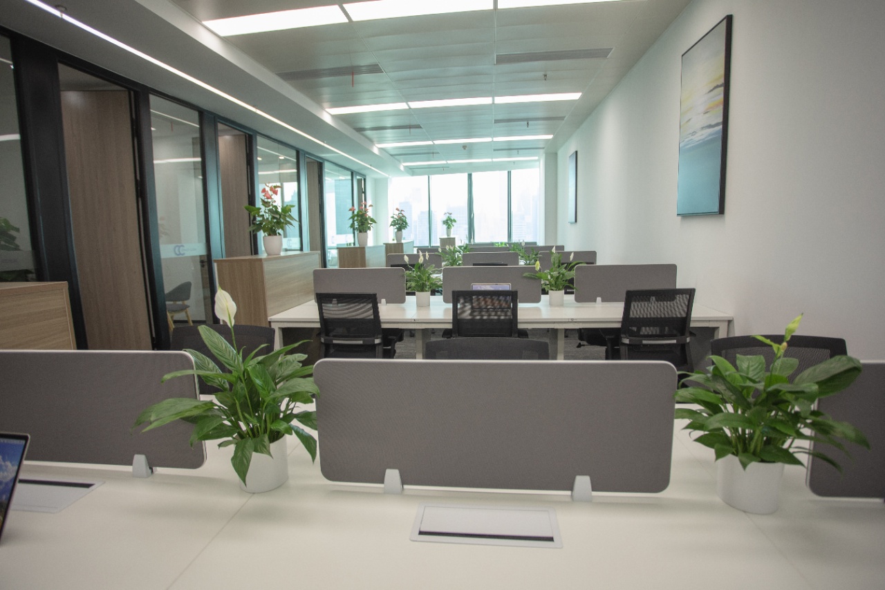 7-22051913064a25.jpg 华宏商务中心写字楼办公出租 长风公园地铁站 1000平整层可分割现房出租 遗留装修带家具 拎包入住(图3)