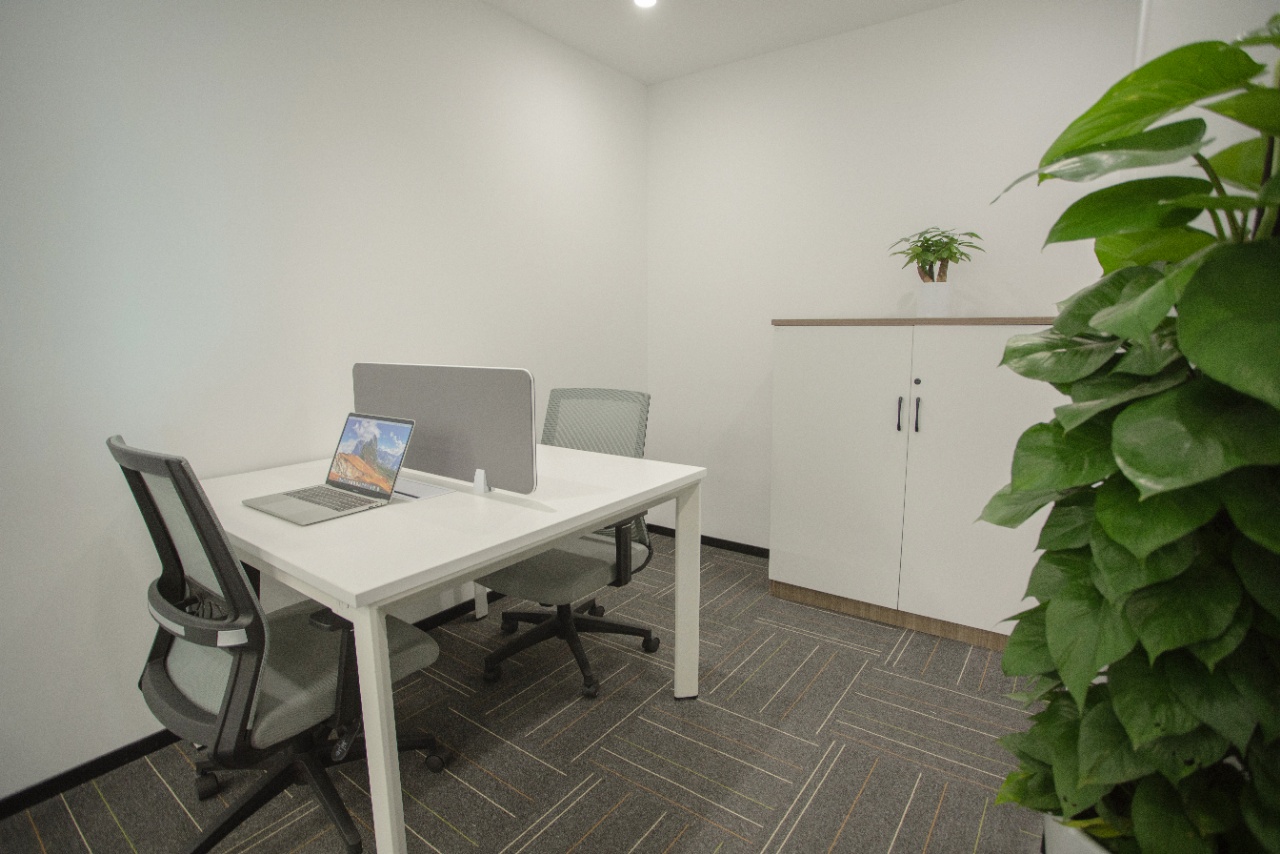 7-220519130A1261.jpg 华宏商务中心写字楼办公出租 长风公园地铁站 1000平整层可分割现房出租 遗留装修带家具 拎包入住(图6)