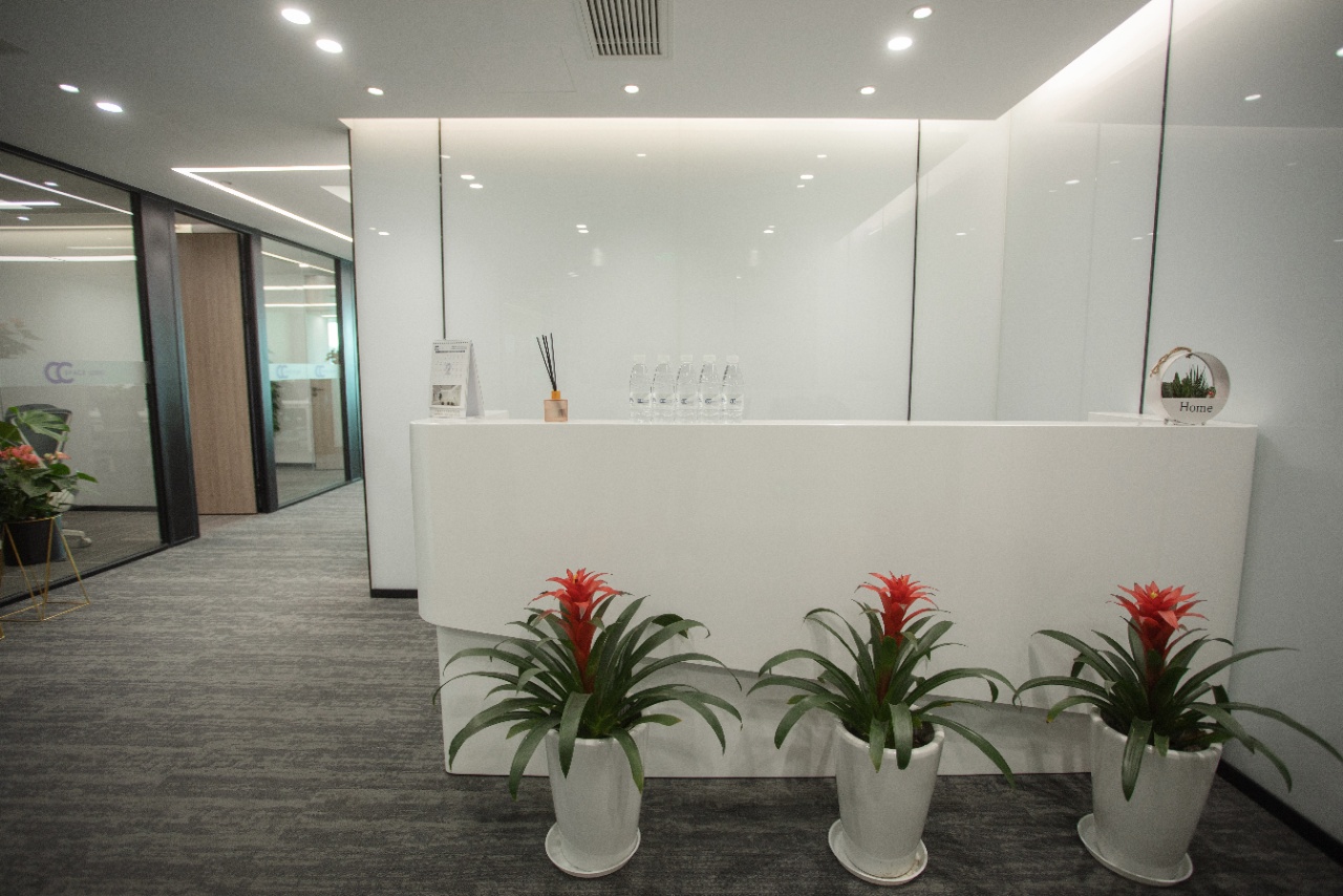 7-220519130A2931.jpg 华宏商务中心写字楼办公出租 长风公园地铁站 1000平整层可分割现房出租 遗留装修带家具 拎包入住(图1)