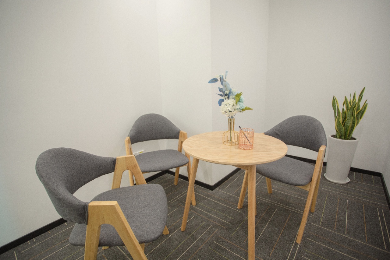 7-220519130A2V8.jpg 华宏商务中心写字楼办公出租 长风公园地铁站 1000平整层可分割现房出租 遗留装修带家具 拎包入住(图7)