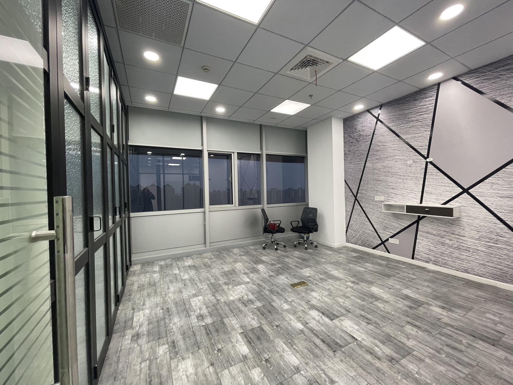 长风公园板块 写字楼办公出租 海亮大厦 精装修带家具 大渡河路地铁上盖200平现房出租(图2)