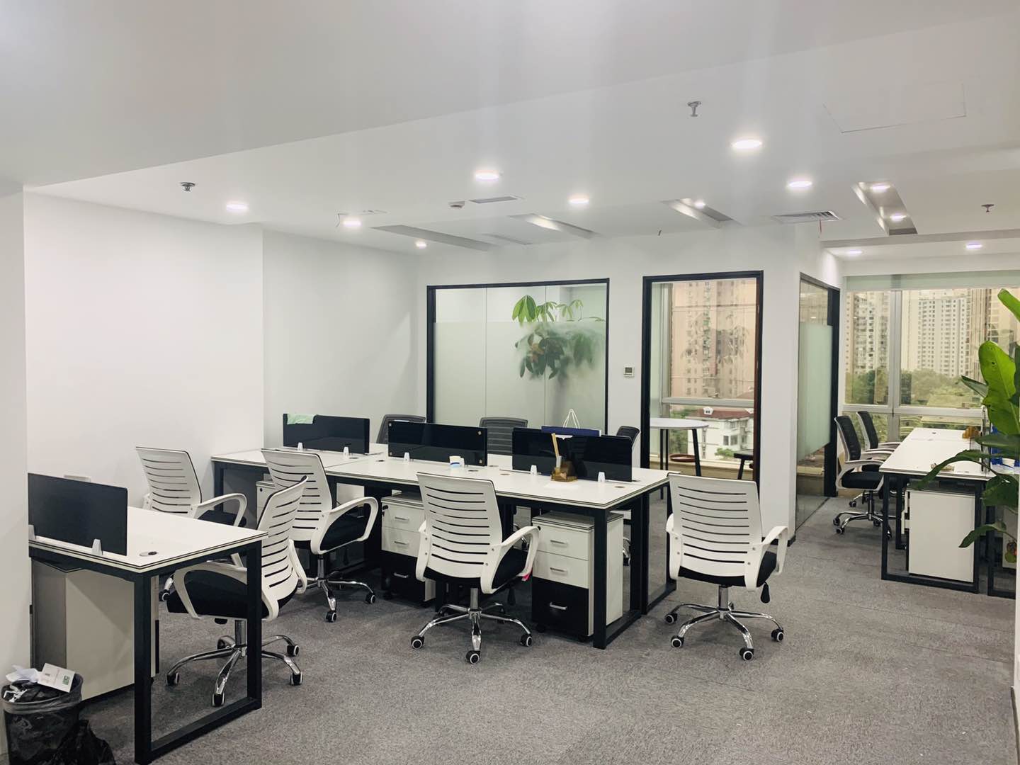 闵行万象城紫藤路地铁上盖 写字楼办公出租 精装带家具 拎包入住300平400平出租现房 疫情期间 价格好谈(图1)