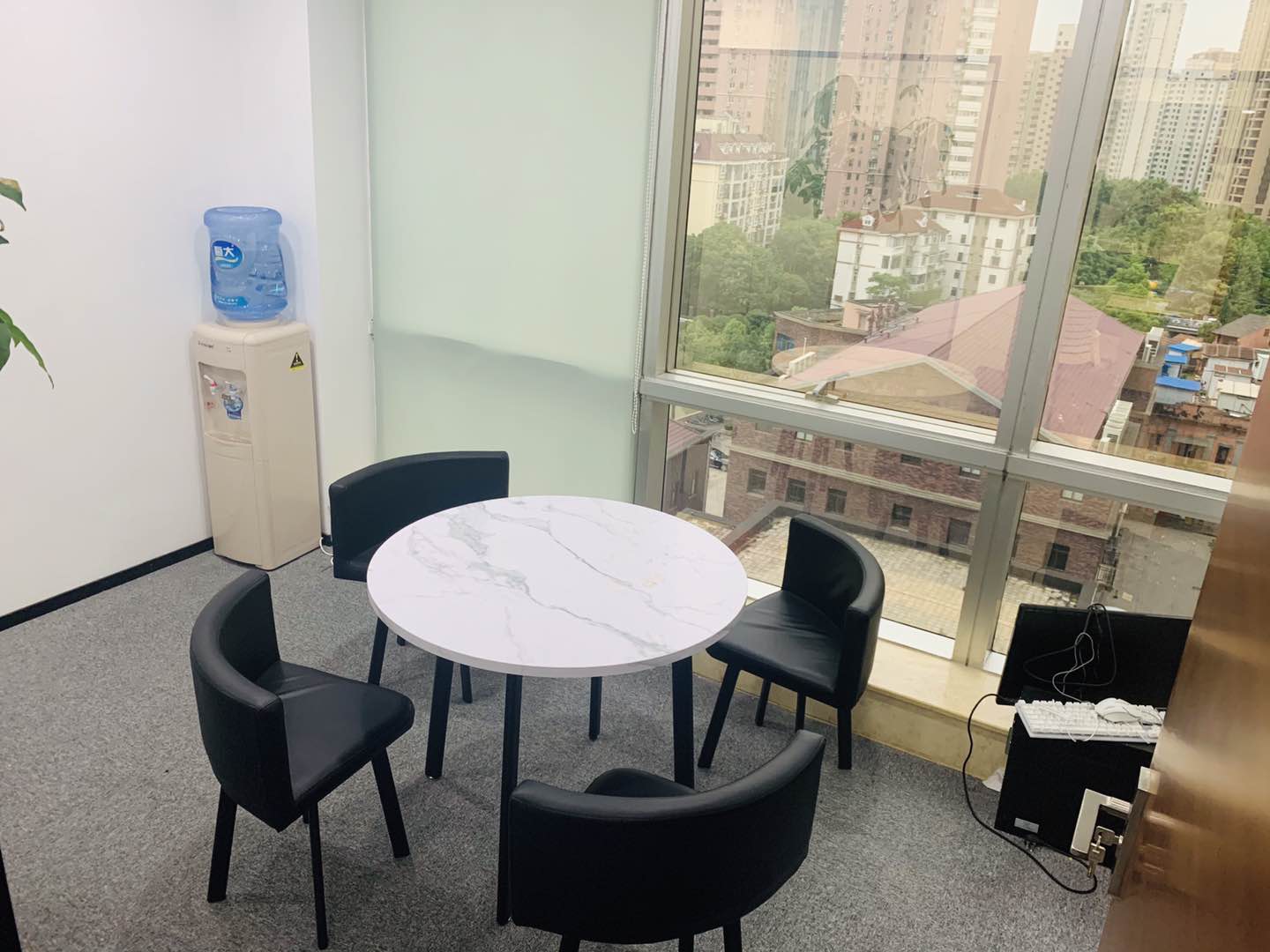 闵行万象城紫藤路地铁上盖 写字楼办公出租 精装带家具 拎包入住300平400平出租现房 疫情期间 价格好谈(图4)