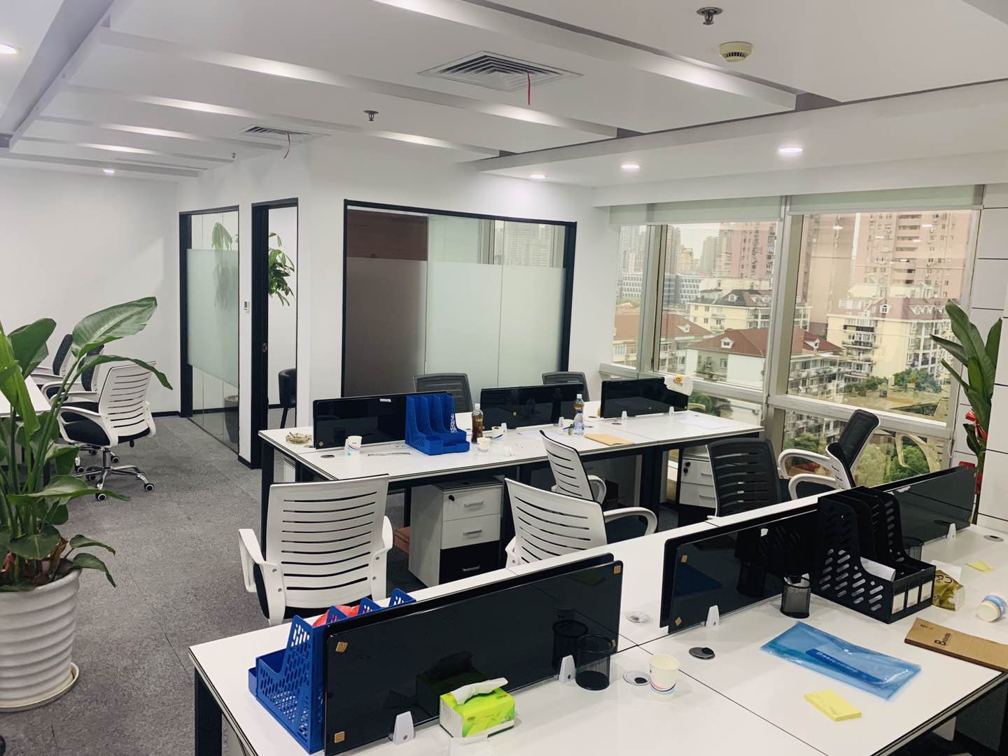 闵行万象城紫藤路地铁上盖 写字楼办公出租 精装带家具 拎包入住300平400平出租现房 疫情期间 价格好谈(图3)