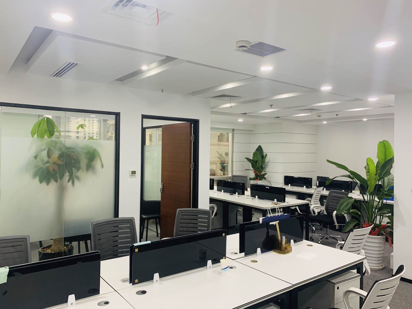 闵行万象城紫藤路地铁上盖 写字楼办公出租 精装带家具 拎包入住300平400平出租现房 疫情期间 价格好谈(图2)