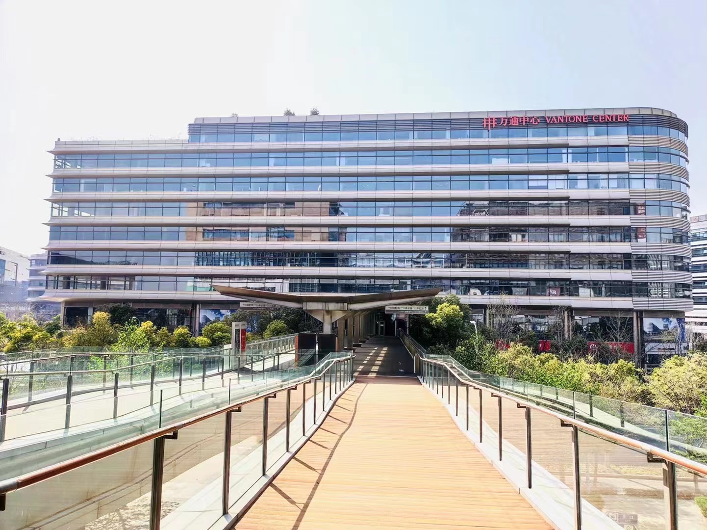 虹桥商务区虹桥万通中心精装修带家具拎包入住(图1)