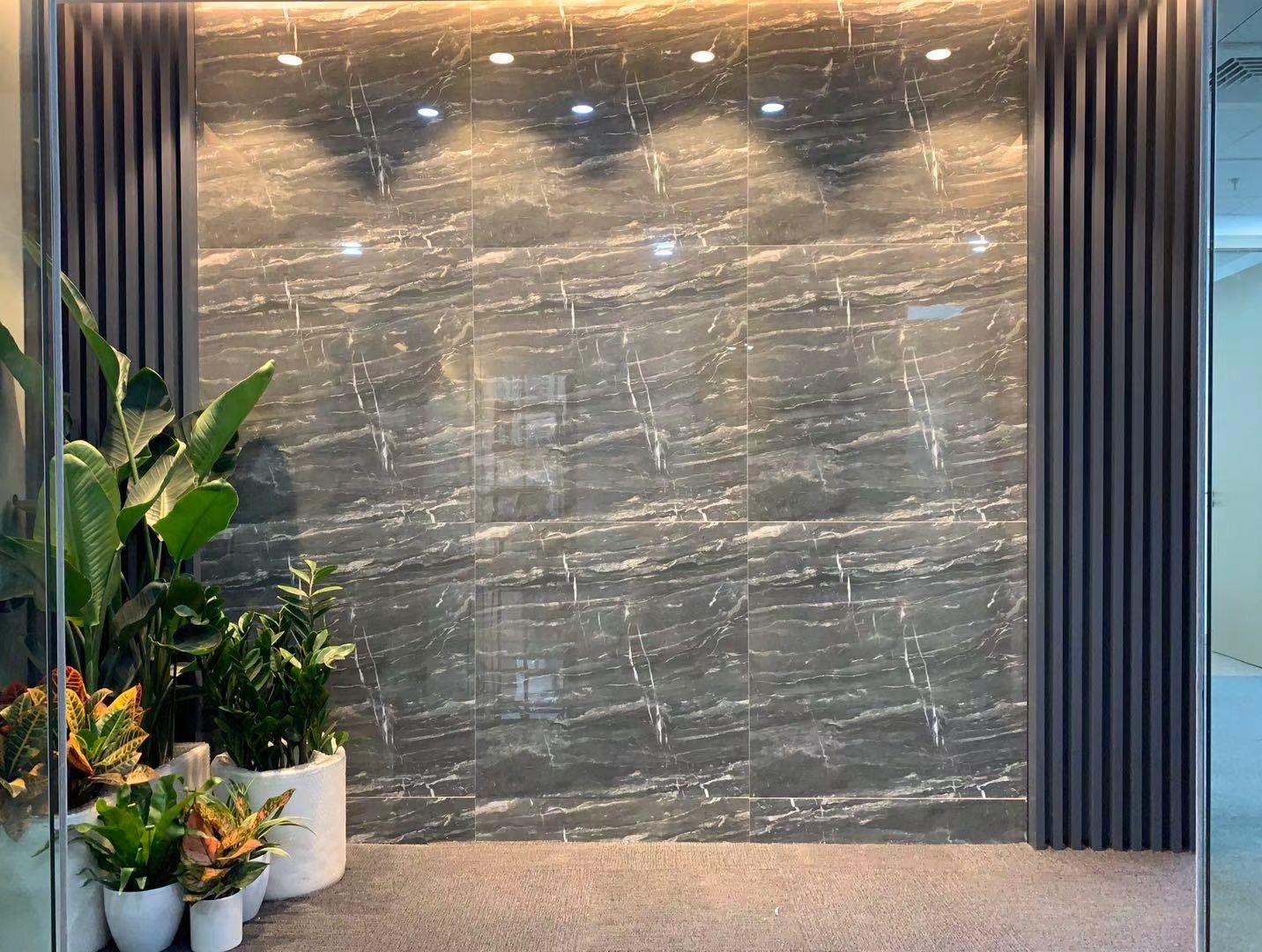 华敏翰尊国际办公室写字楼出租 长宁江苏路商圈 近地铁站 200平300平现房出租 正对电梯厅稀缺精装修带家具 2个隔断 拎包入住(图1)