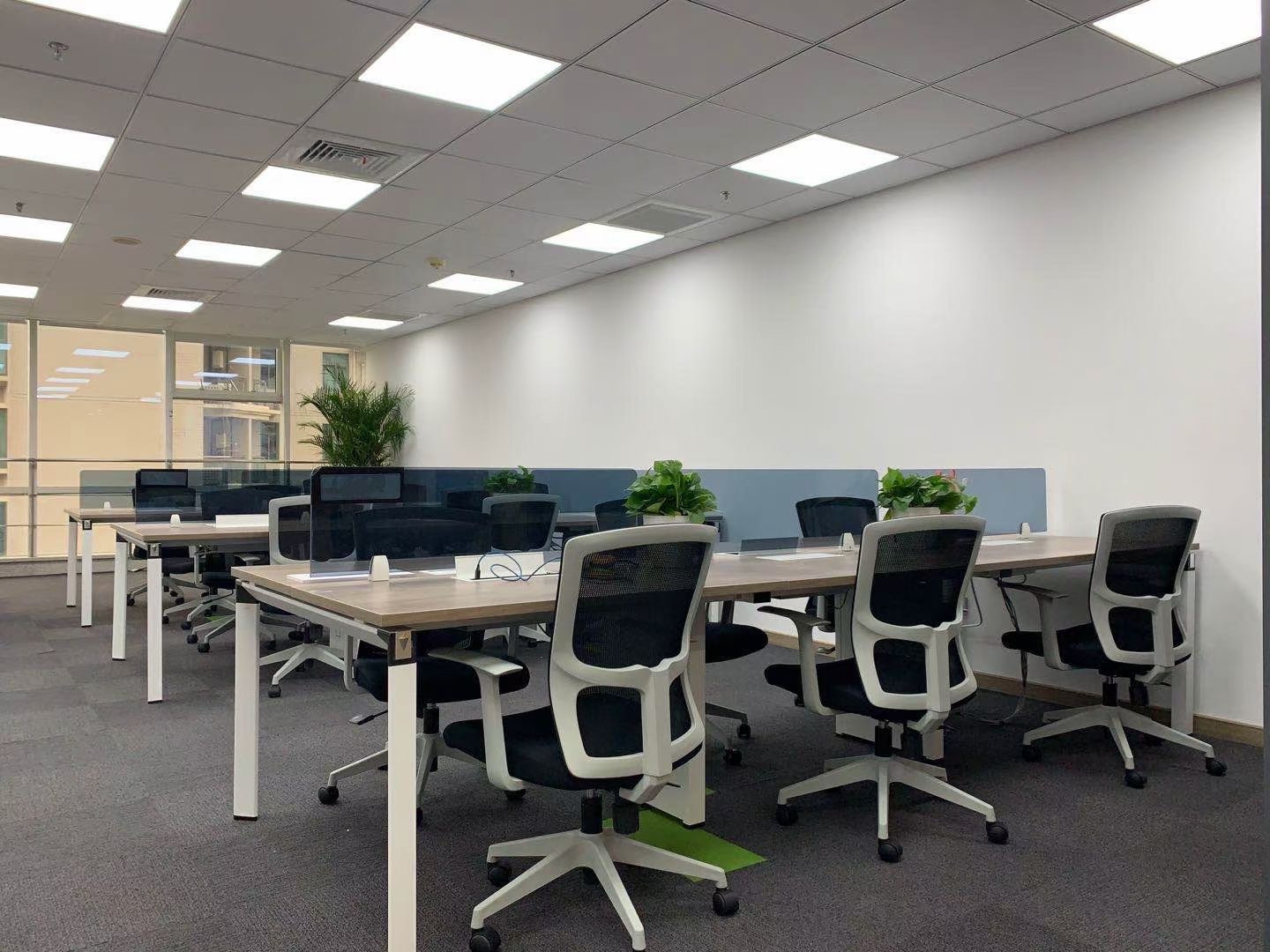 华敏翰尊国际办公室写字楼出租 长宁江苏路商圈 近地铁站 200平300平现房出租 正对电梯厅稀缺精装修带家具 2个隔断 拎包入住(图2)