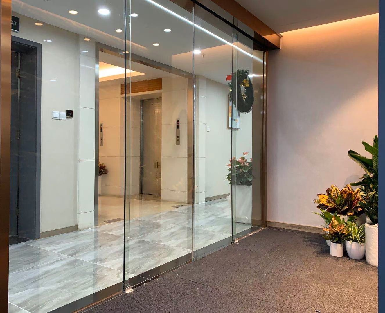 华敏翰尊国际办公室写字楼出租 长宁江苏路商圈 近地铁站 200平300平现房出租 正对电梯厅稀缺精装修带家具 2个隔断 拎包入住(图3)