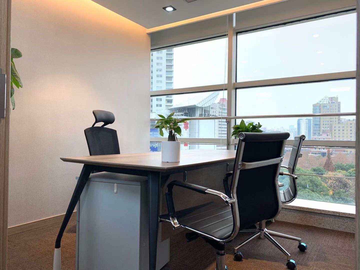 华敏翰尊国际办公室写字楼出租 长宁江苏路商圈 近地铁站 200平300平现房出租 正对电梯厅稀缺精装修带家具 2个隔断 拎包入住(图5)