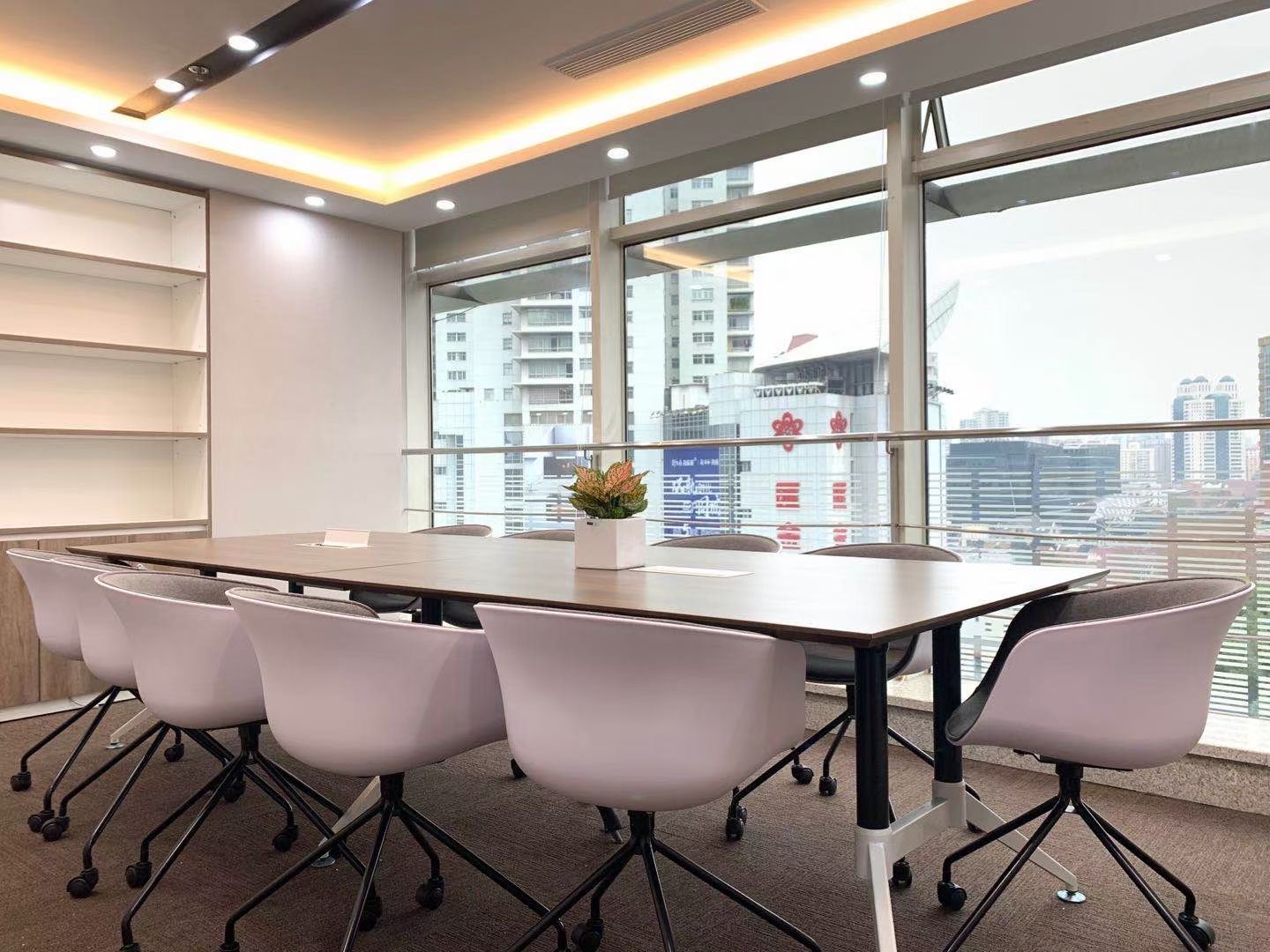 华敏翰尊国际办公室写字楼出租 长宁江苏路商圈 近地铁站 200平300平现房出租 正对电梯厅稀缺精装修带家具 2个隔断 拎包入住(图7)