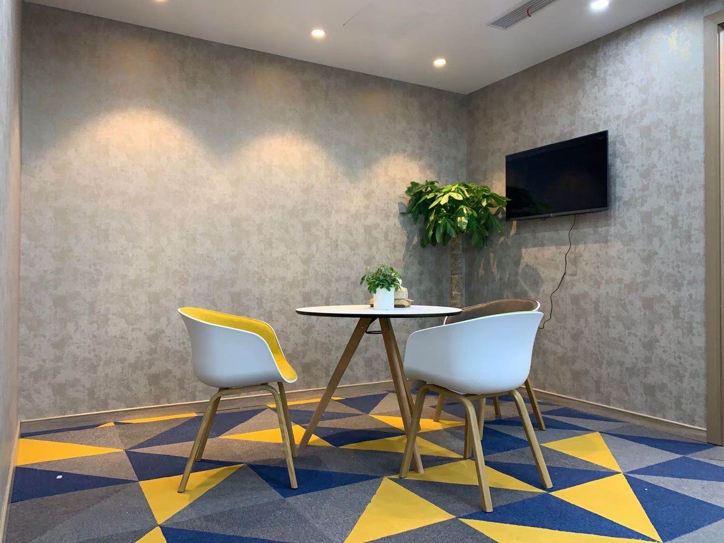 华敏翰尊国际办公室写字楼出租 长宁江苏路商圈 近地铁站 200平300平现房出租 正对电梯厅稀缺精装修带家具 2个隔断 拎包入住(图8)