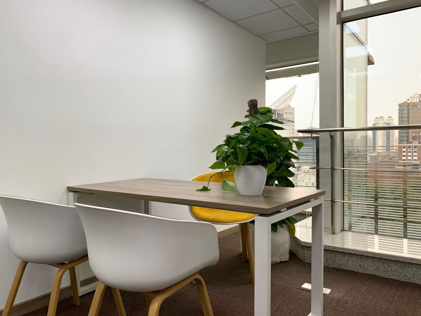 华敏翰尊国际办公室写字楼出租 长宁江苏路商圈 近地铁站 200平300平现房出租 正对电梯厅稀缺精装修带家具 2个隔断 拎包入住(图6)