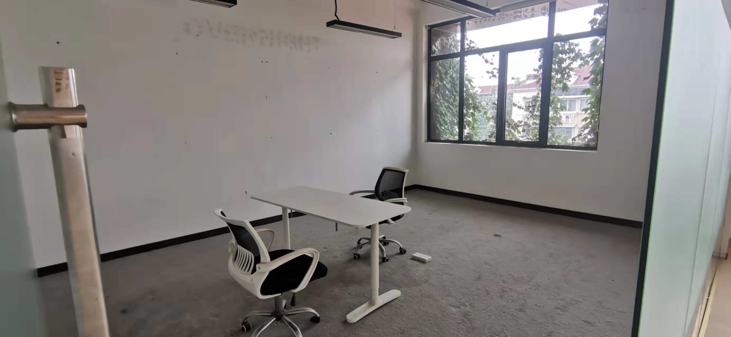 10-220531145333W5.jpg 长寿路景源时尚产业园 300平简单装修带隔断 独立空调 疫情特惠出租(图5)